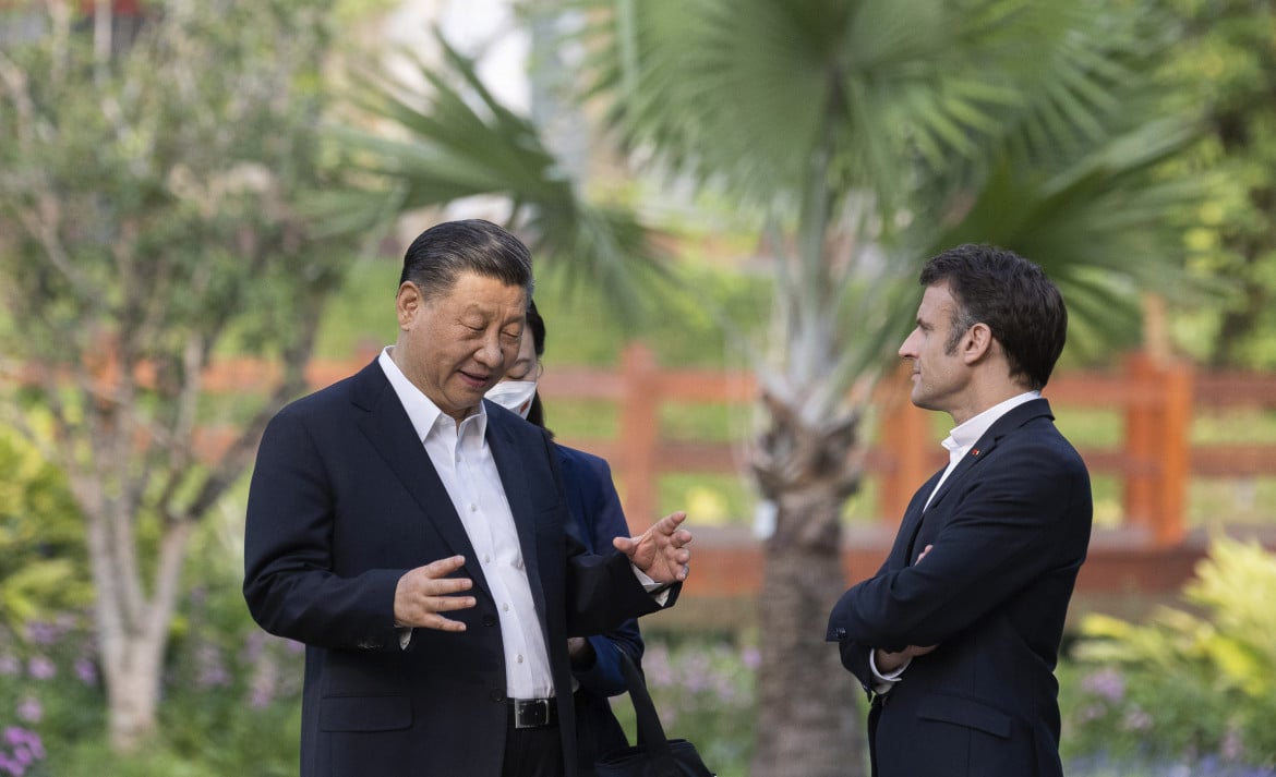 Aprile 2023, il presidente cinese Xi Jinping e il francese Macron nei giardini del Guangzhou Ap/Jacques Witt