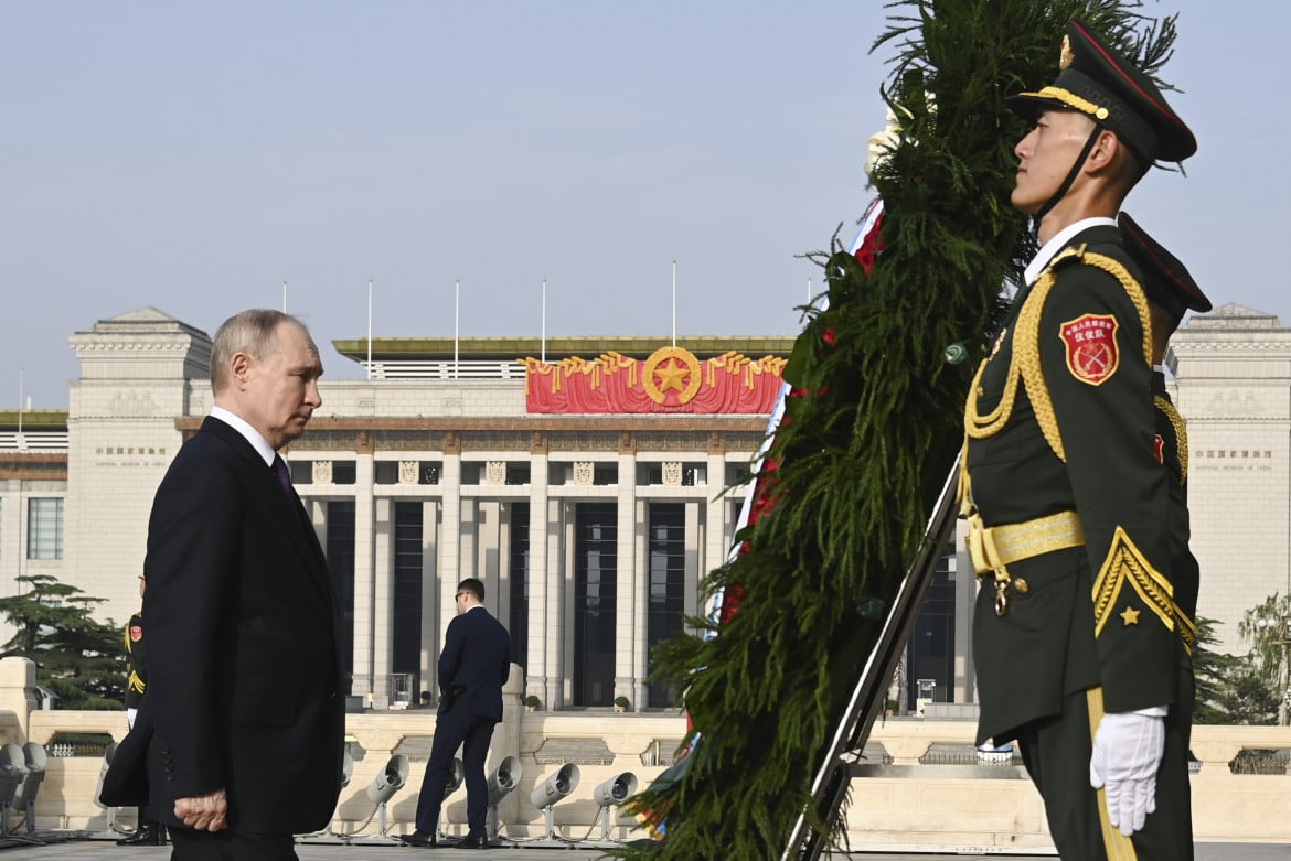 Vladimir Putin in una cerimonia a Tien An Men a Pechino
