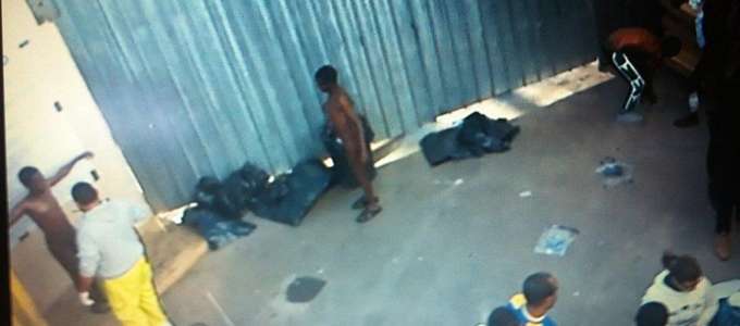 Lampedusa, migranti trattati peggio degli animali