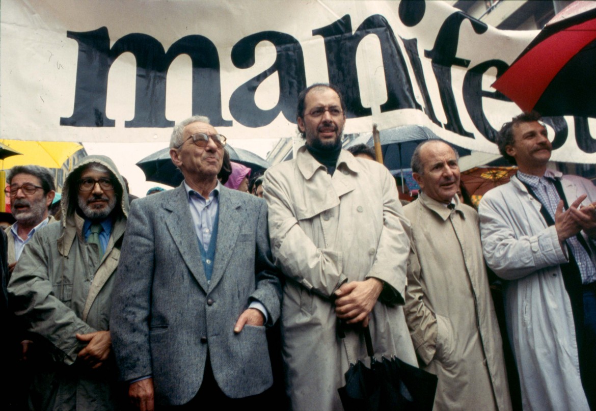 Luigi Pintor, Bruno Perini, Valentino Parlato, Sandro Medici a Milano il 25 aprile 1994 - foto Mario Boccia