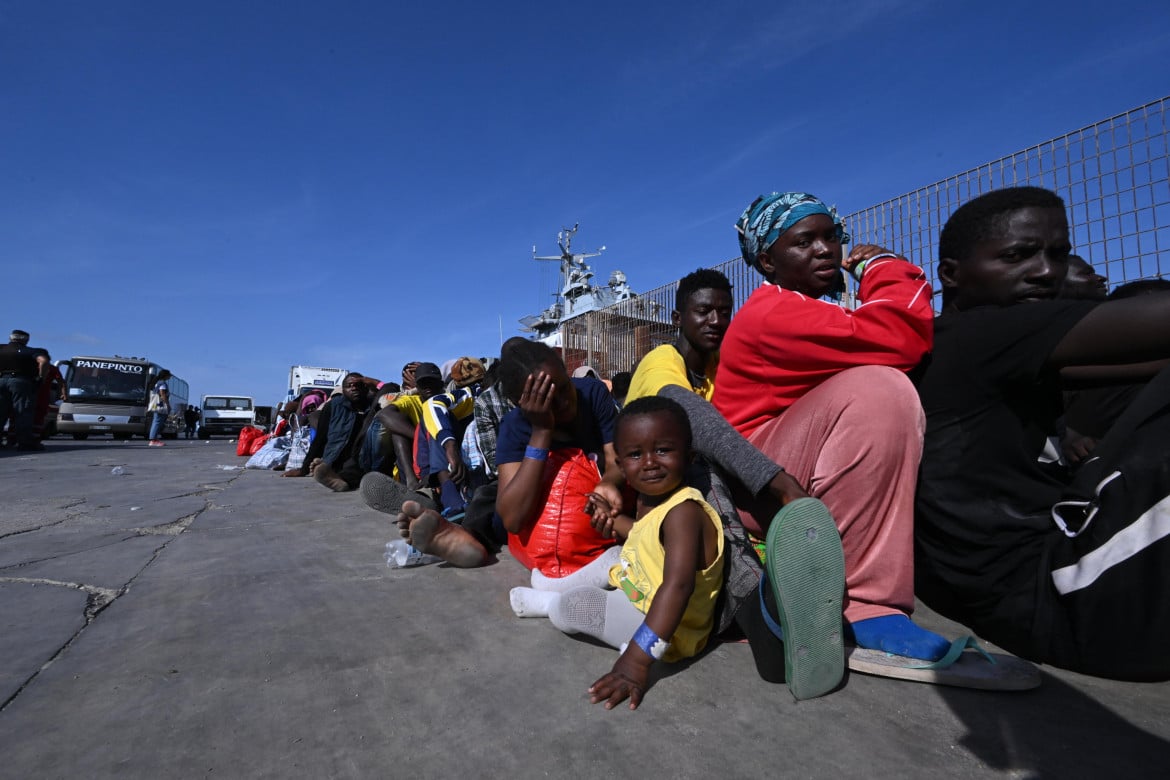 Migranti sbarcati dalla nave Cassiopea a Lampedusa