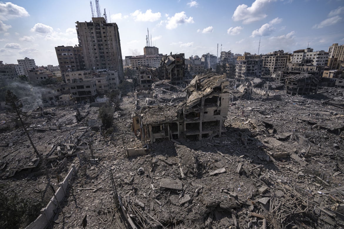 Gaza city dopo i bombardamenti israeliani foto Ap/Fatima Shbair