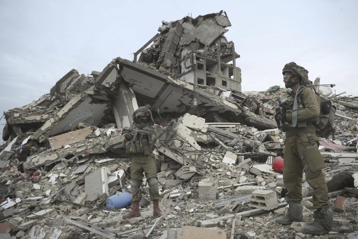 Soldati israeliani di fronte a un edificio distrutto a Beit Lahiya Ap