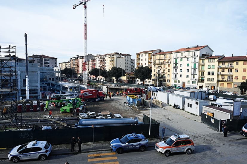 I mezzi di soccorso nel cantiere dove si è verificato un crollo a Firenze