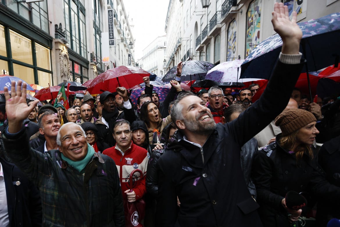 Il leader del partito socialista Pedro Nuno Santos in campagna elettorale a Lisbona con il premier dimissionario António Costa