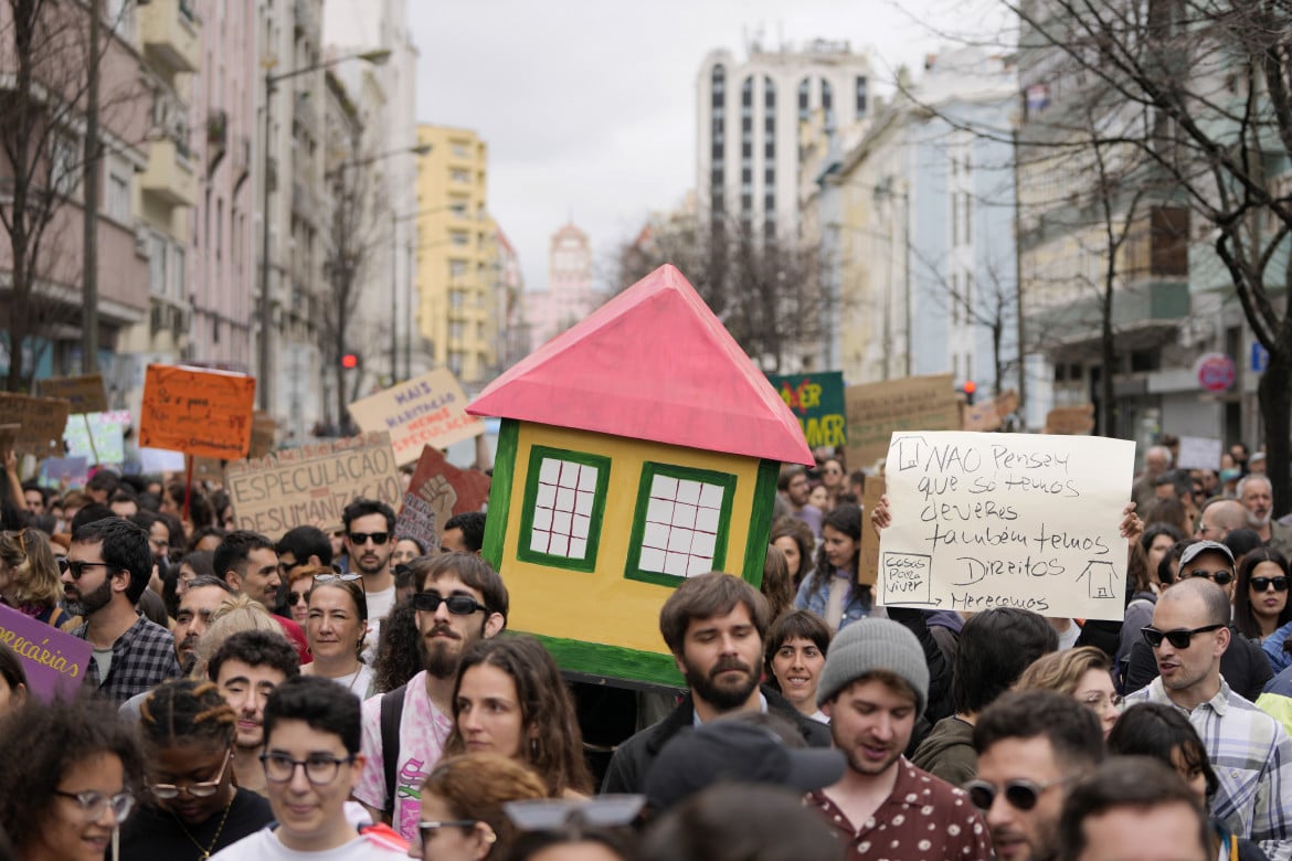 Protesta contro il caro affitti a Lisbona