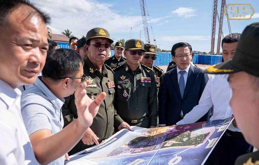 Funzionari cambogiani con la mappa della futura base cinese Ap
