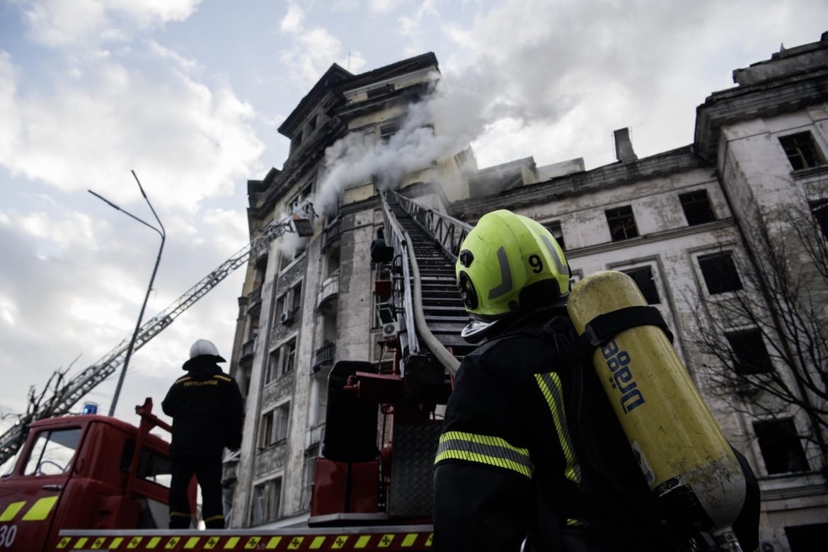 I vigili del fuoco spengono un incendio provocato da un raid russo a Kiev Epa/Maxym Marusenko