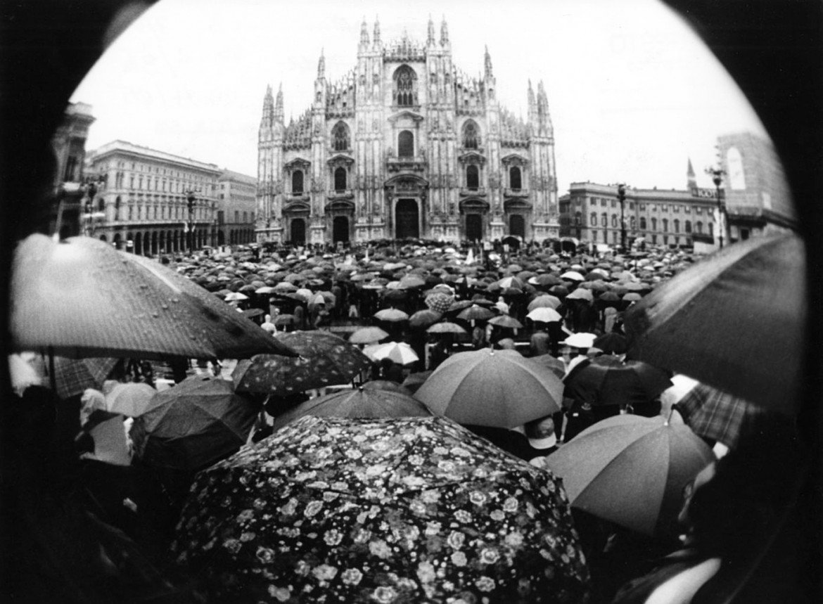 La manifestazione del 25 aprile 1994 a Milano, foto archivio il manifesto