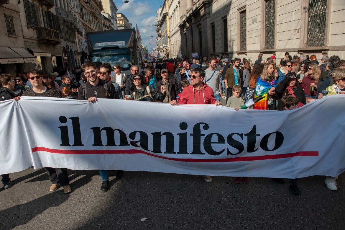 Lo striscione de il manifesto al corteo di Milano foto di Andrea Sabbadini