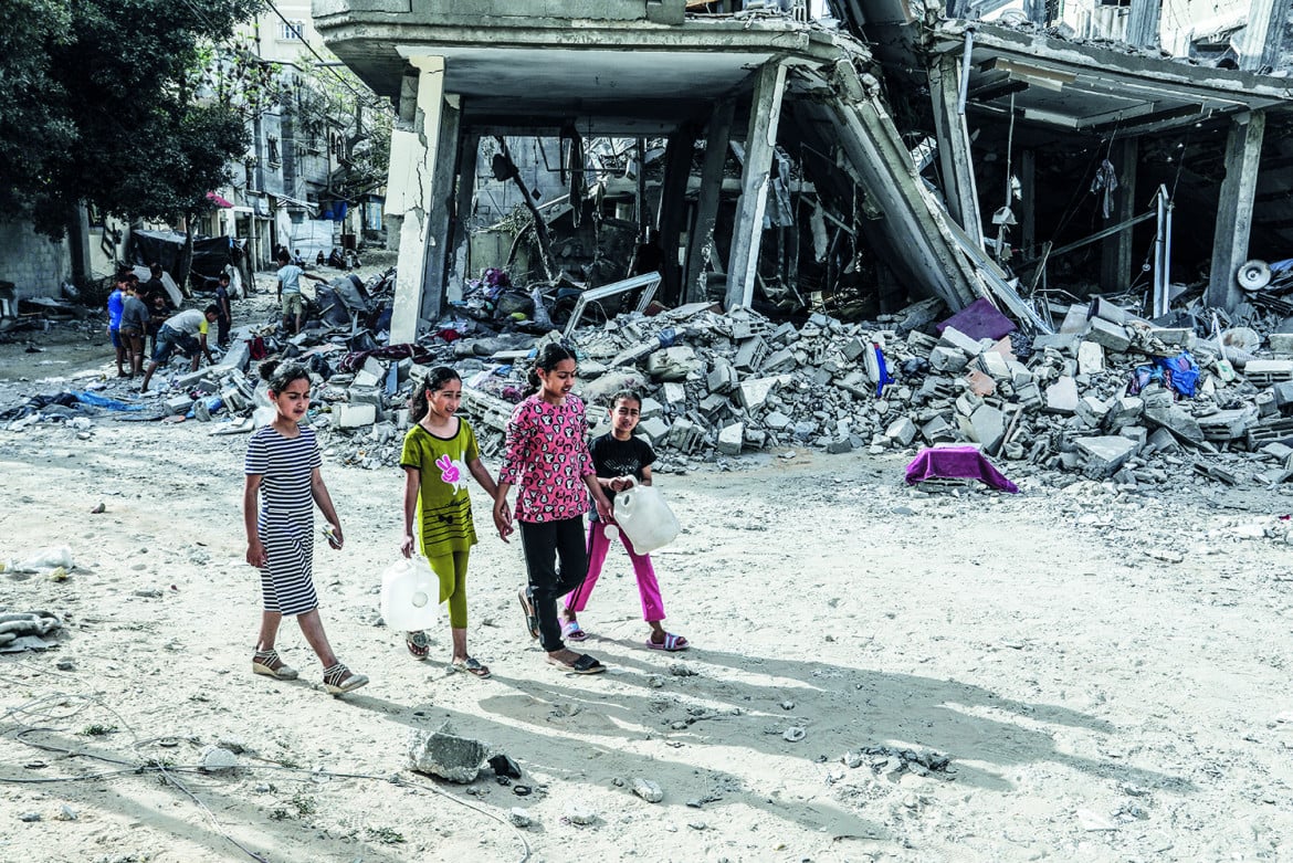 Un gruppo di bambini palestinesi tra le macerie di Rafah foto Ap/Abed Rahim Khatib
