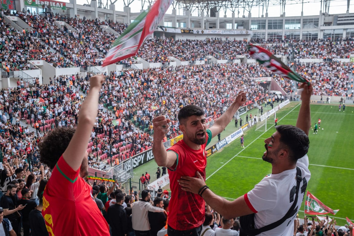 Tifosi della squadra dell’Amedspor durante una partita allo stadio di Diyarbakir in Turchia foto Getty Images