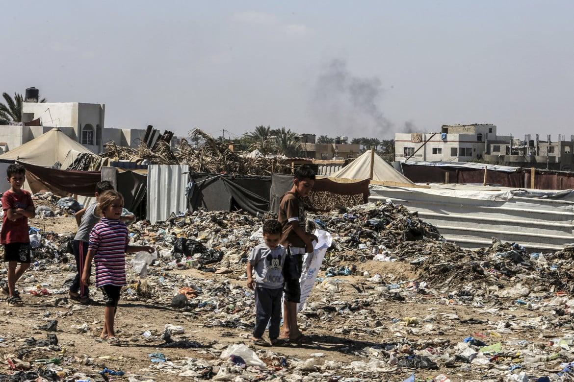 Deir al-Balah, Striscia di Gaza: bimbi palestinesi camminano sulle macerie