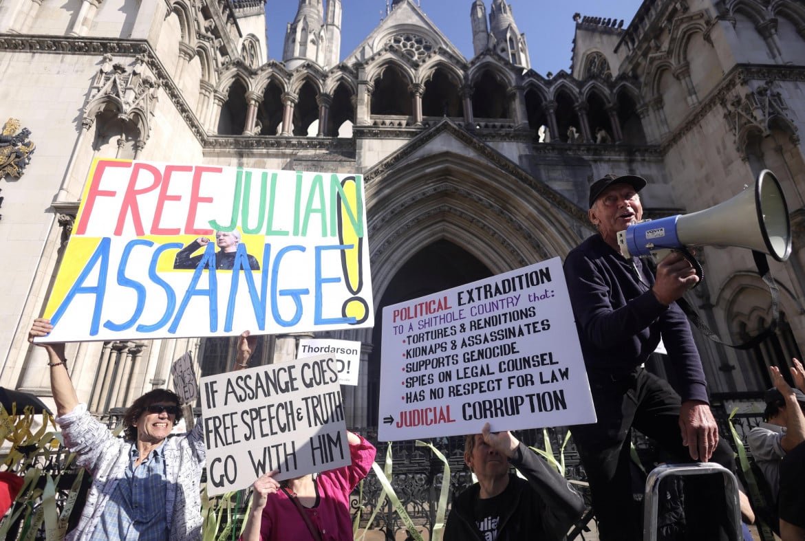 Attivisti per la libertà di Julian Assange davanti all’Alta Corte di Londra