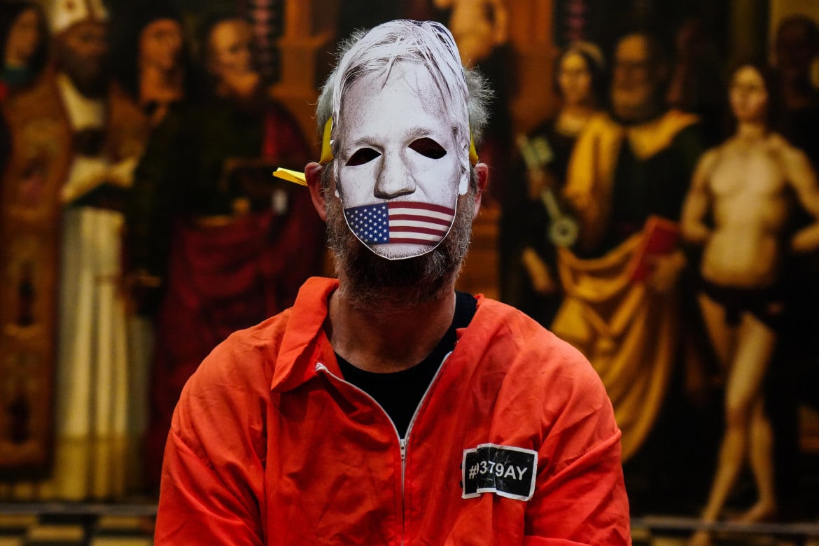Attivisti con maschera Assange e manette al museo di Capodimonte a Napoli