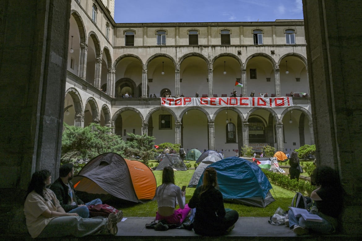 Le tende allestite nella Facoltà di Lettere dell' Università Federico II dalla Rete studentesca per la Palestina, Napoli, 7 maggio 2024. ANSA/ CIRO FUSCO