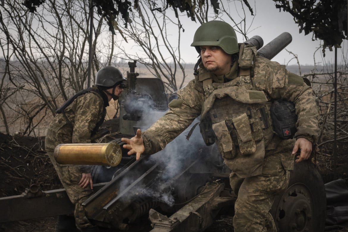 Soldati ucraini sulla linea del fronte vicino Avdiivka