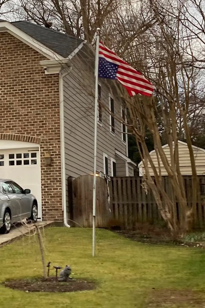 La bandiera rovesciata nella casa del giudice Alito a Washington DC