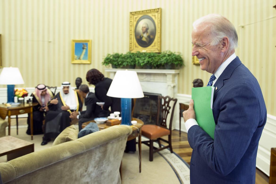 Biden in tour da Tel Aviv a Riyadh, la diplomazia Usa tra armi e inchini