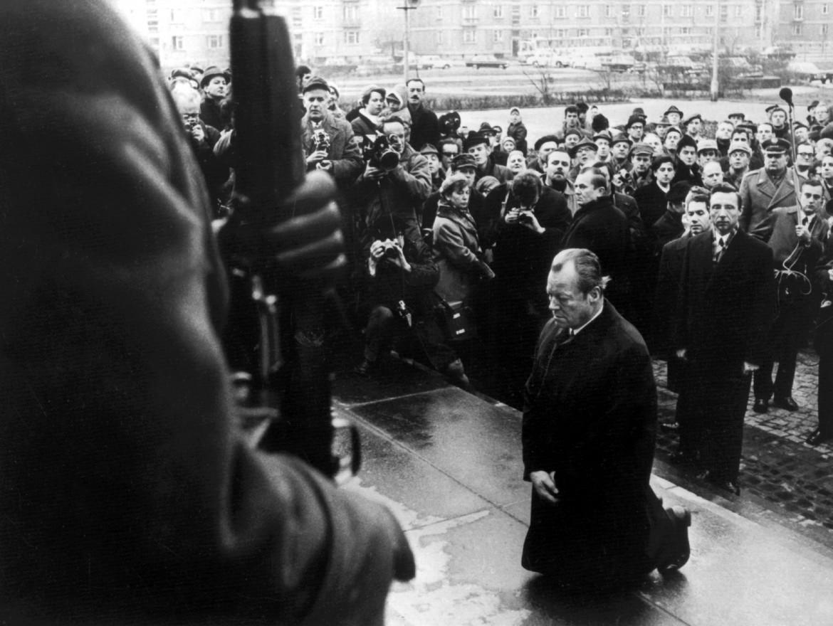 Willy Brandt, da cancelliere della Germania Ovest, in ginocchio di fronte al memoriale del ghetto di Varsavia il 7 dicembre 1970, foto Dpa via Getty Images