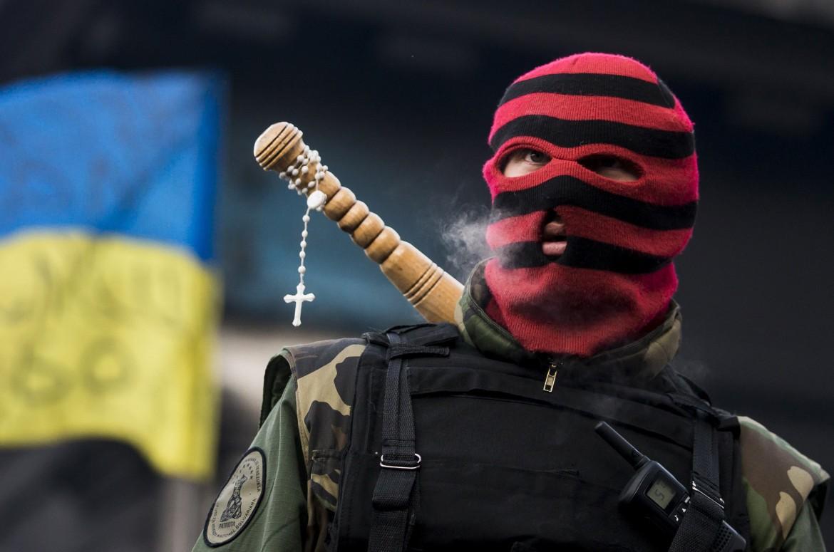 Croci nazionaliste a Majdan. In Ucraina è questione di fede