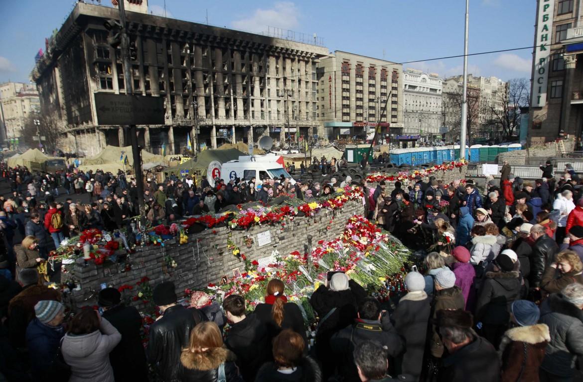 Ashton porta i fiori a Kiev, non i 35 miliardi che servono
