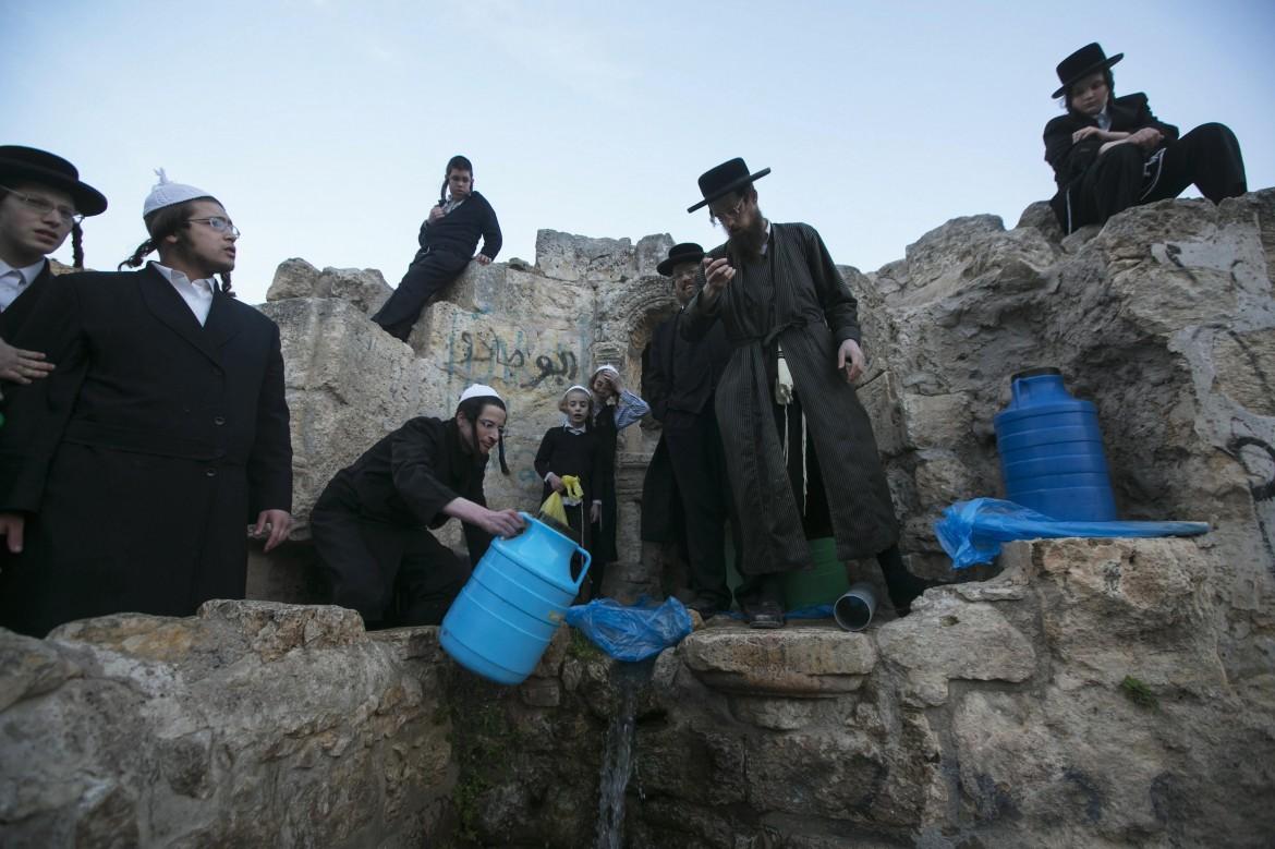 Gerusalemme, Israele toglie l’acqua ai palestinesi che vivono oltre il Muro
