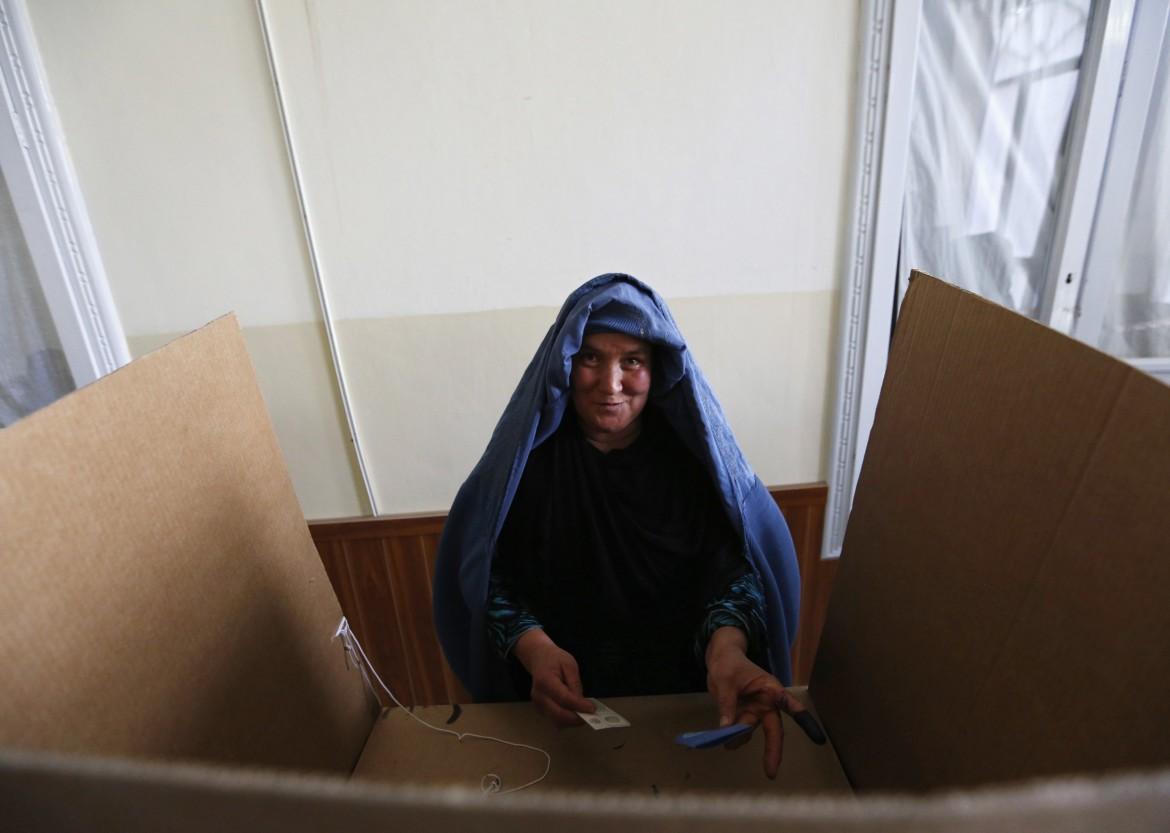 Afghanistan al voto, sfida  ai turbanti neri