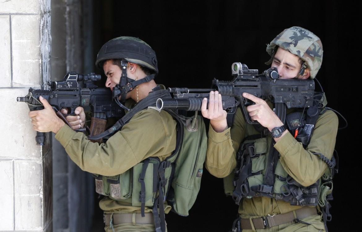 Sequestro israeliani. Hebron circondata, ucciso un ragazzo palestinese a Jalazon