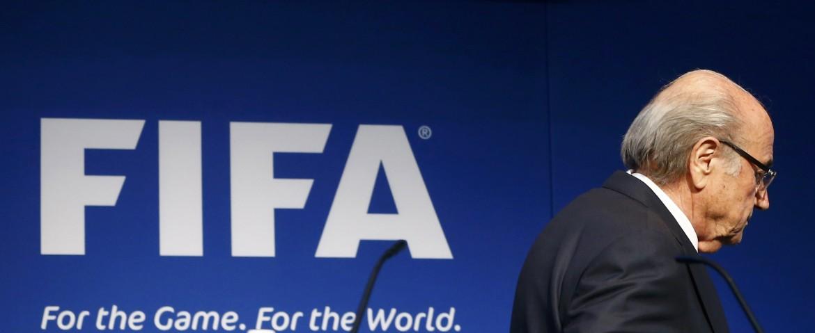 Blatter si dimette ma resta in partita