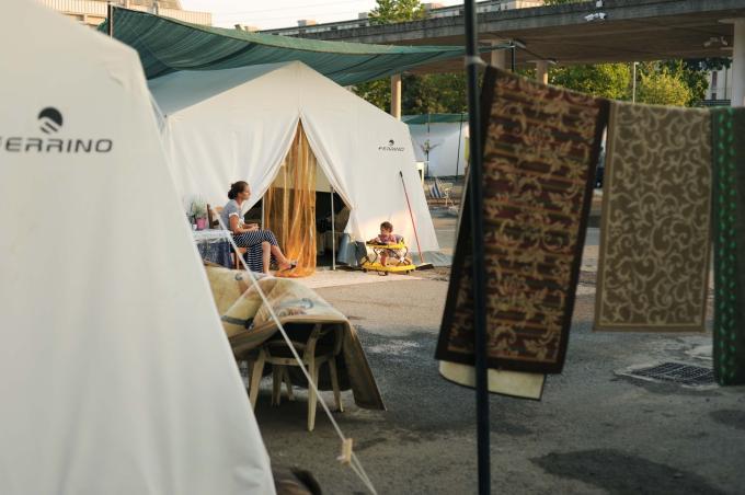 La favela dei rom: 450 persone costrette a vivere in tenda a 50 gradi