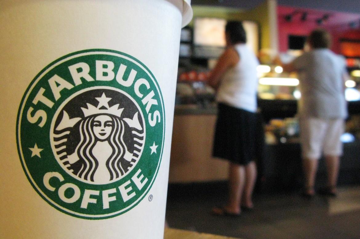 Starbucks chiude 16 punti-vendita: «Teme i sindacati»
