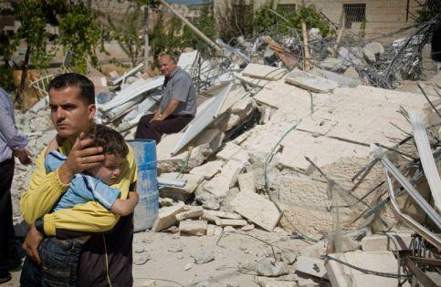 Israele demolisce 24 case palestinesi a sud di Hebron