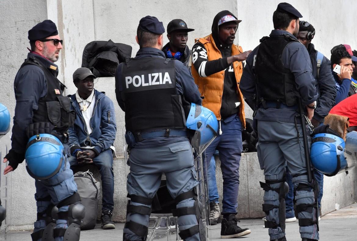 Milano, rastrellamenti democratici alla stazione centrale