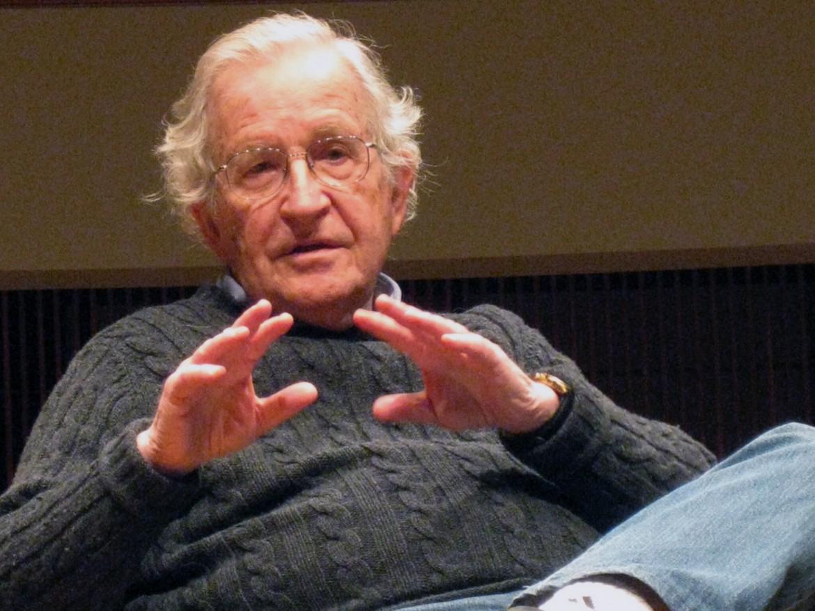 Noam Chomsky: «Sanità devastata dal neoliberismo»