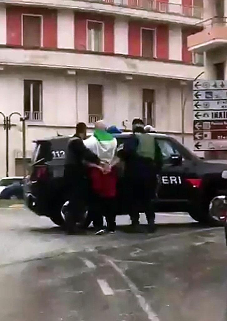 Terrore a Macerata, caccia al nero al grido di «viva l’Italia»