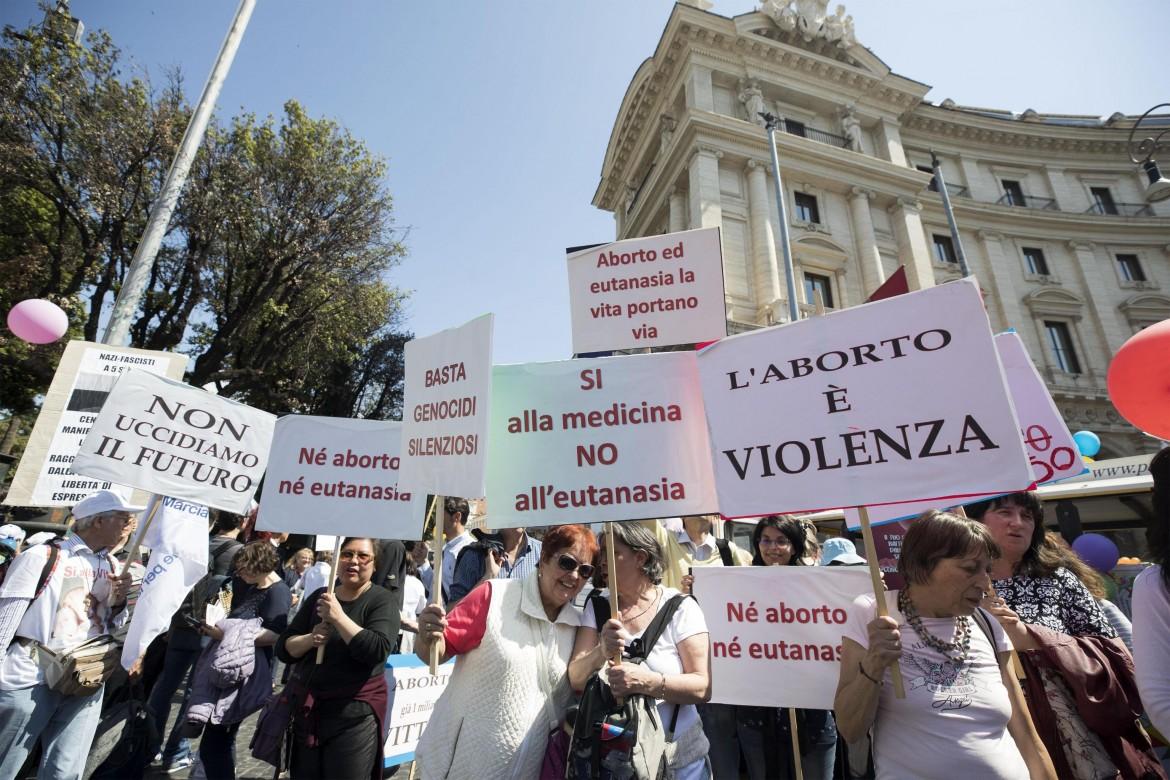 «Via la legge 194»: movimenti pro vita contro l’aborto