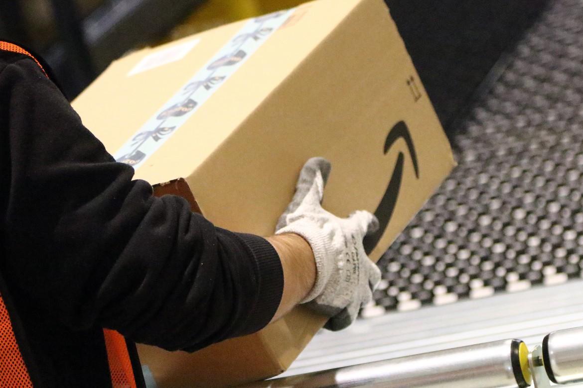 Amazon ottiene la licenza per consegnare i pacchi e sfida Poste