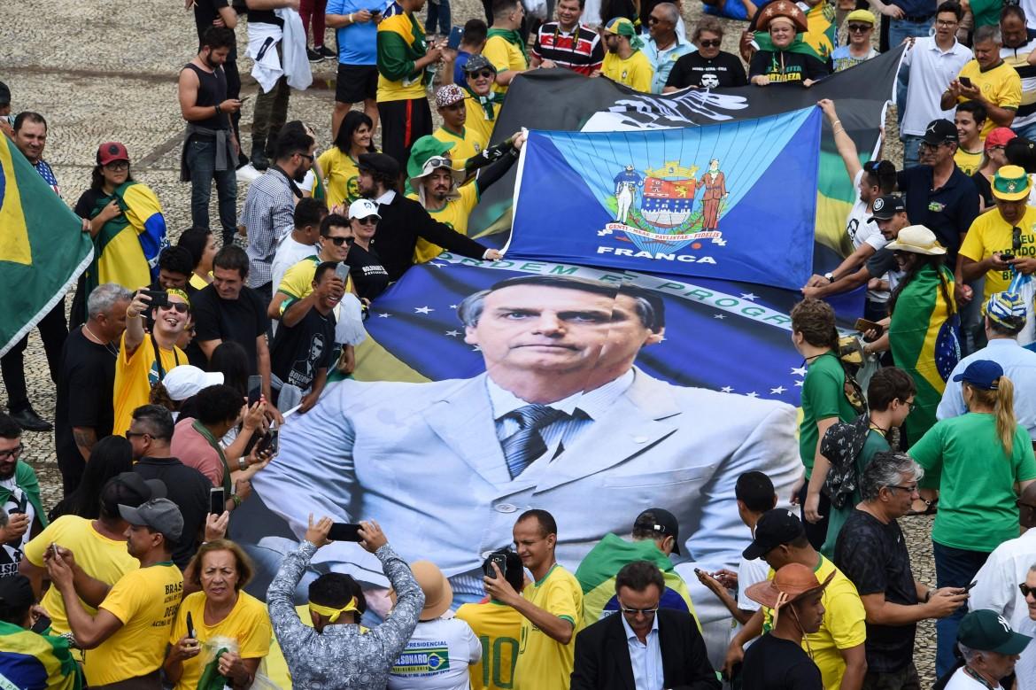 Bolsonaro si insedia: giornalisti «in prigione», la sinistra boicotta
