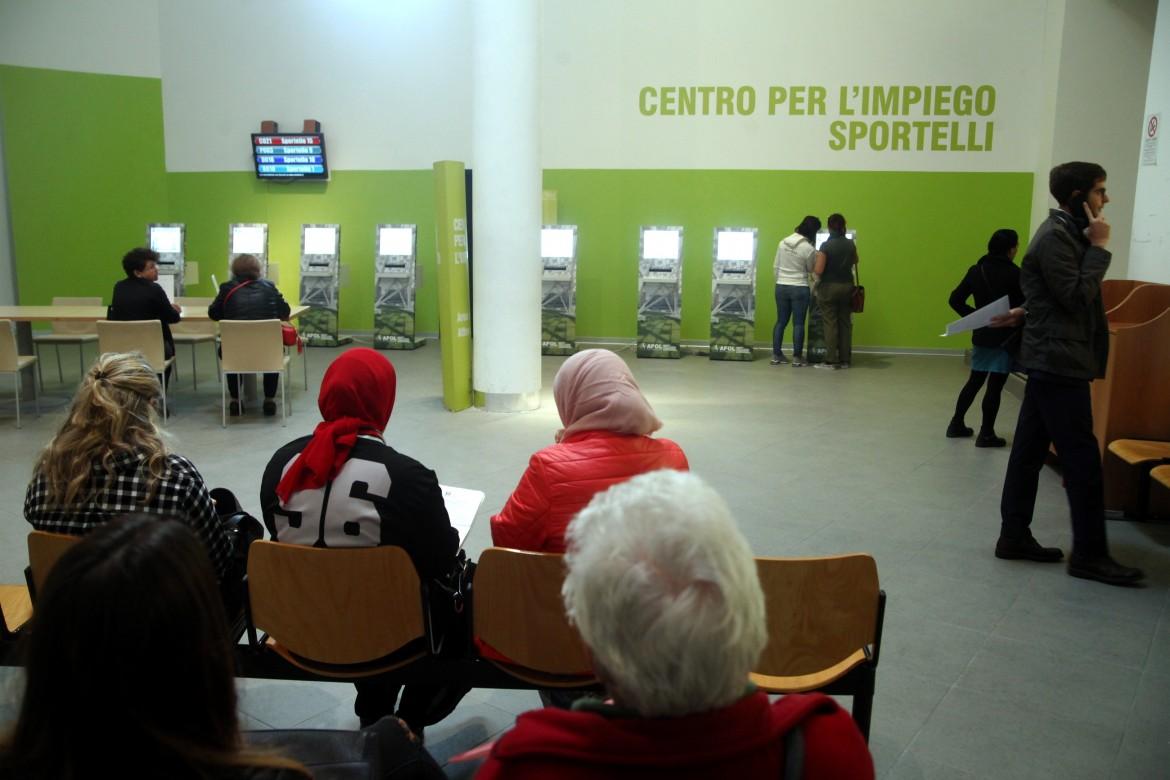 Di Maio ci ripensa: «reddito» agli stranieri dopo 10 anni in Italia