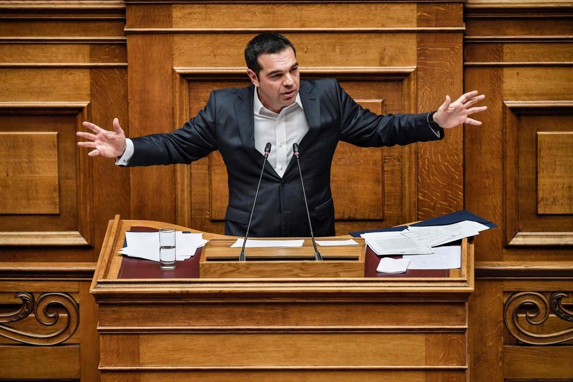 Tsipras salvo per un soffio, ora la grana della Macedonia