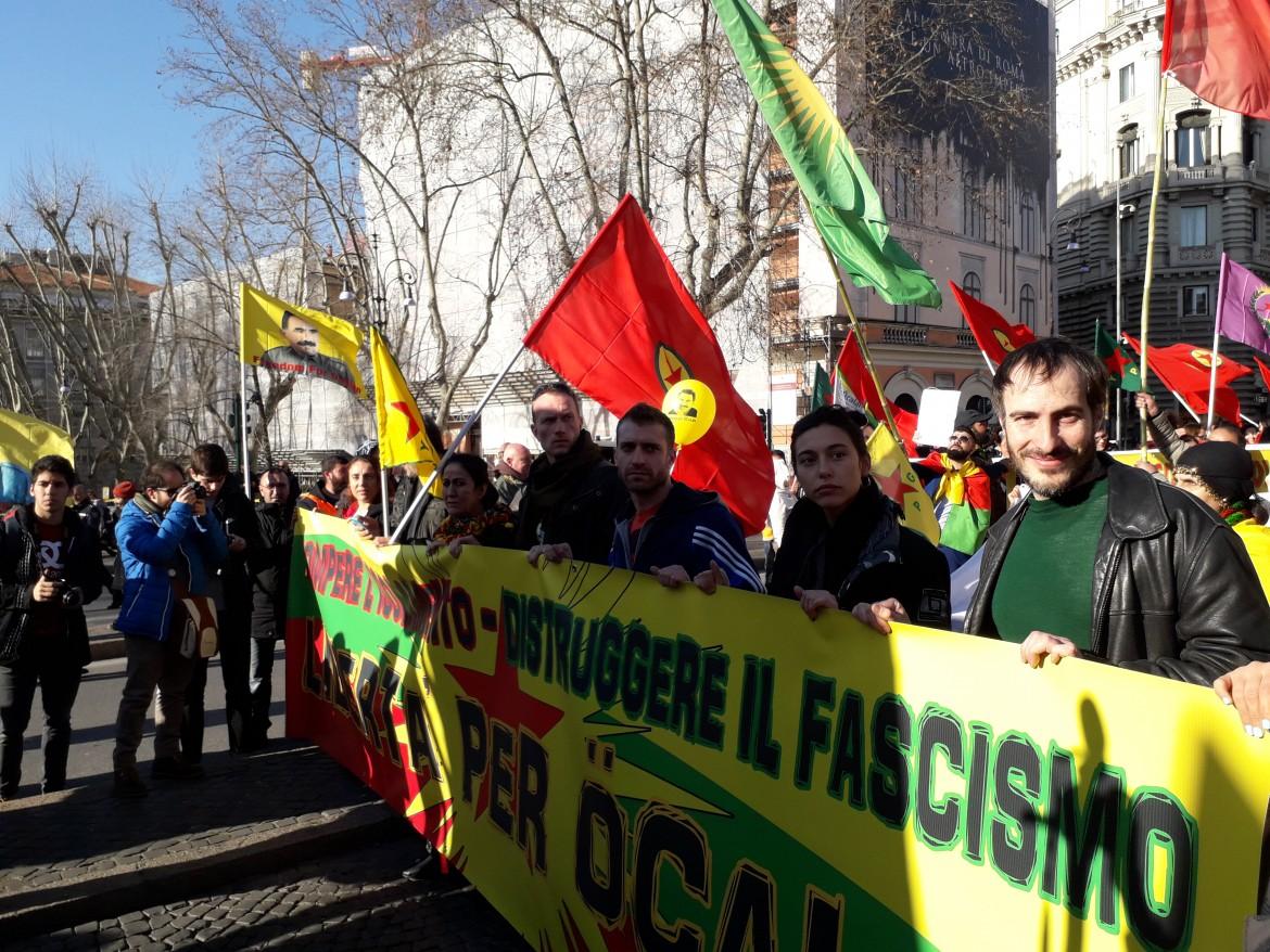 Il corteo di Roma: «Ocalan e Rojava isolati, così non ci sarà mai democrazia»