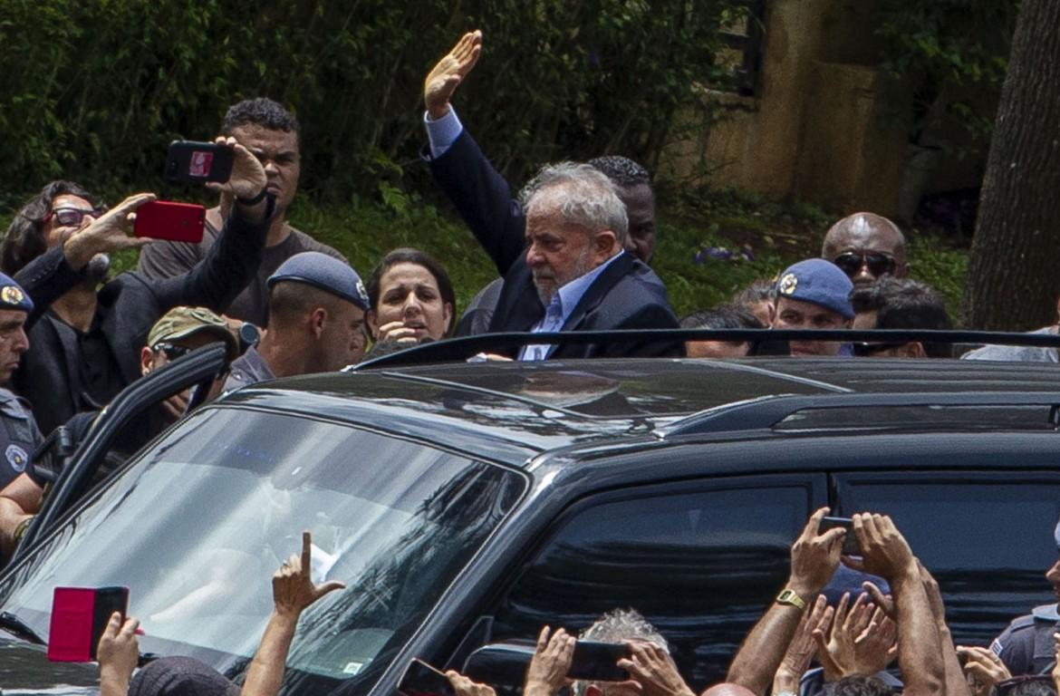 Lula lascia il carcere per i funerali del nipote