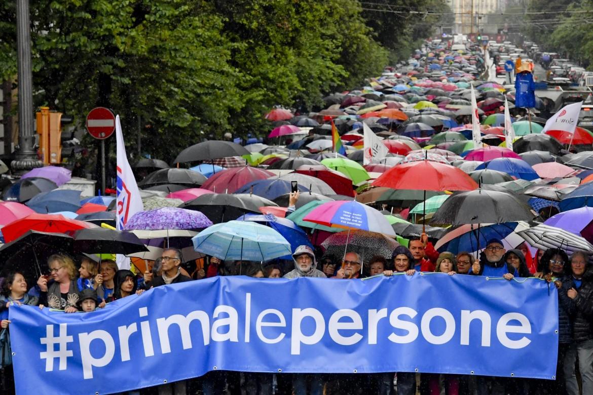 «Prima le persone». Napoli contro Salvini