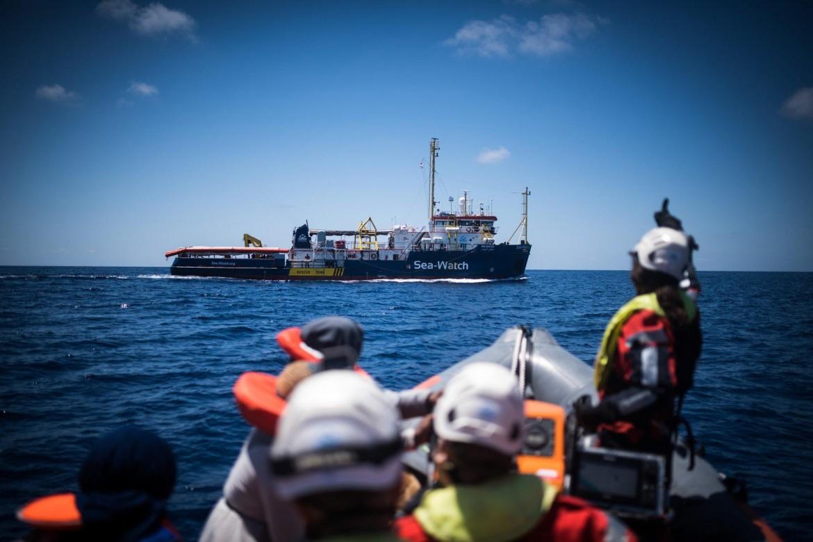 Sea Watch: migranti in mare senza soccorso. La Marina: recuperati dai libici