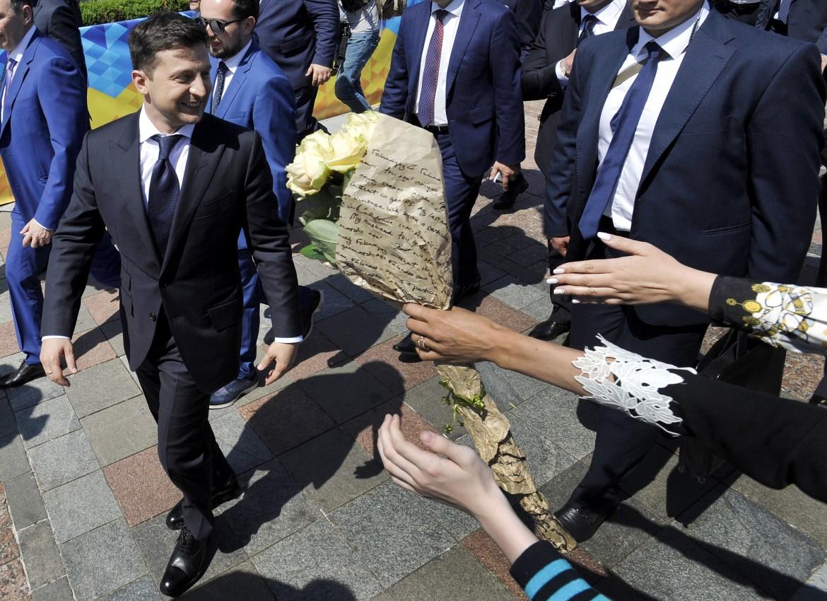 Zelensky promette la pace in Donbass e incrimina Poroshenko