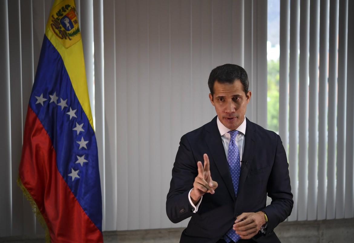 Senza Usa né popolo, Guaidó si arrende: dialogo con Maduro
