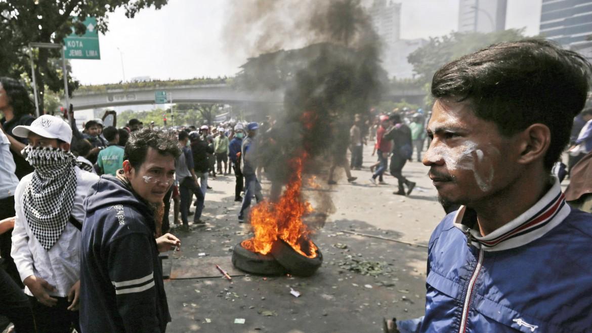 Indonesia, scontri dopo la vittoria di Jokowi: sei morti