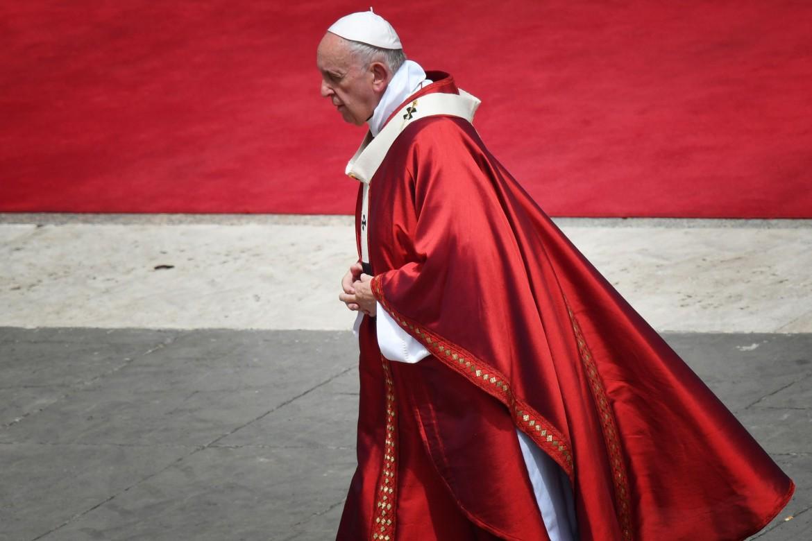 Il papa: «Europa ipocrita. Parla di pace e vende armi da guerra»