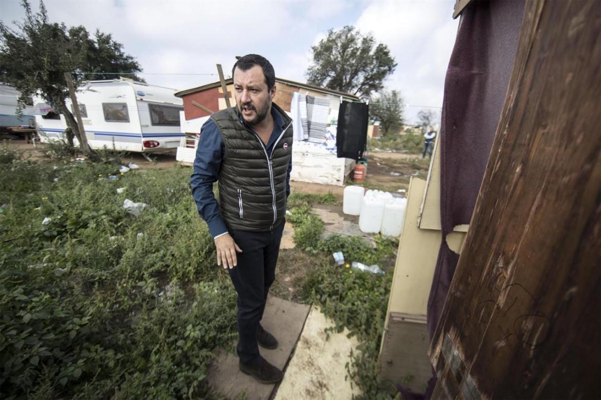 «Maledetta ladra». Salvini  scatenato contro una donna rom